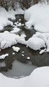 L'eau et neige de la montagne de la mi-journée